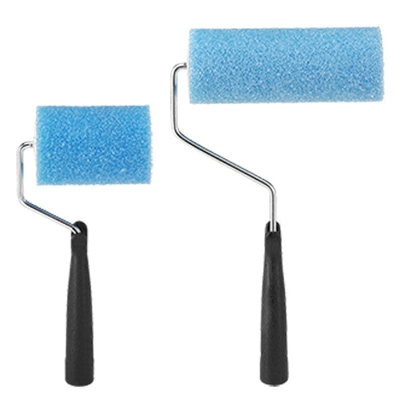 Textured outlet roller brush